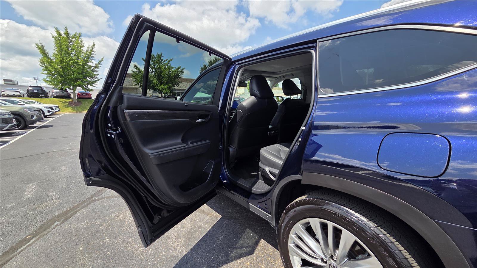 Used 2023 Toyota Highlander Platinum AWD/4WD image 28