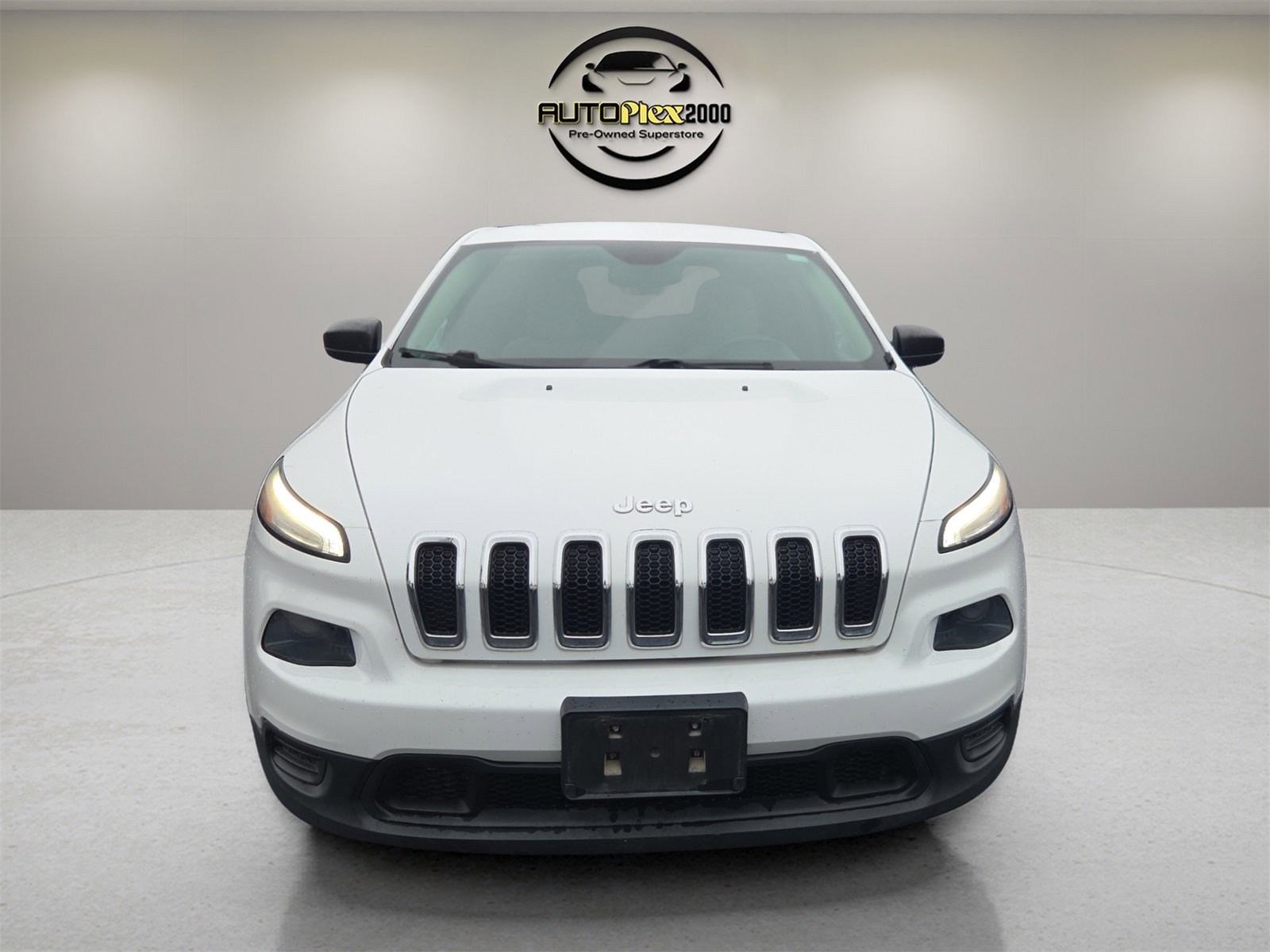 Used 2016 Jeep Cherokee Sport image 2