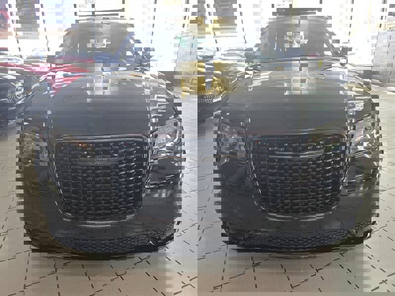 Used 2022 Chrysler 300 Touring L image 2