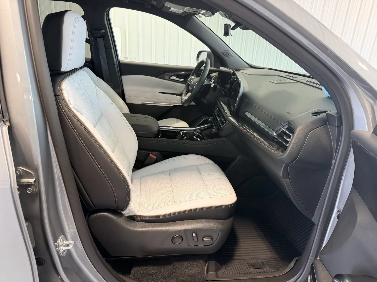 Used 2025 Chevrolet Traverse High Country w/ LPO, Cargo Package AWD/4WD image 28