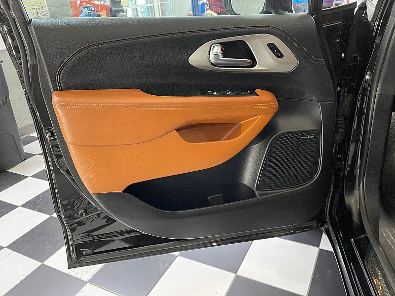 Used 2025 Chrysler Pacifica Pinnacle FWD image 28