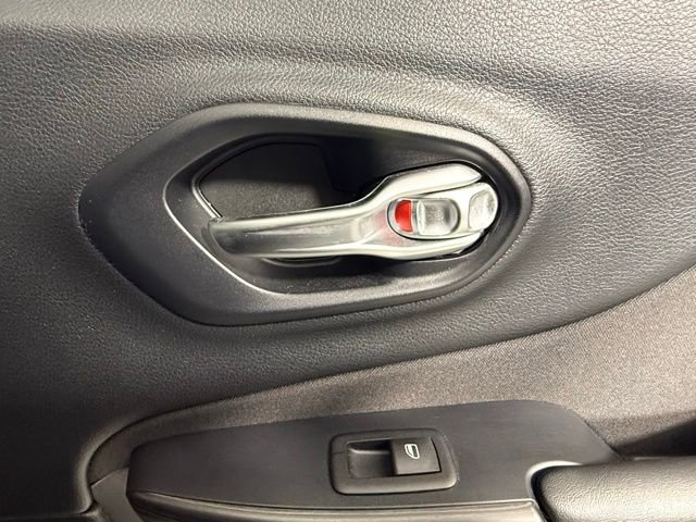 Used 2015 Jeep Cherokee Latitude w/ Comfort/Convenience Group image 28