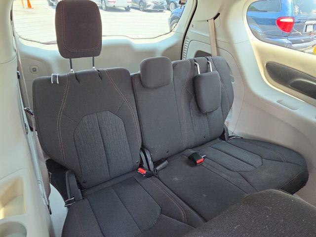 Used 2019 Chrysler Pacifica Touring Plus w/ Tire & Wheel Group FWD image 18