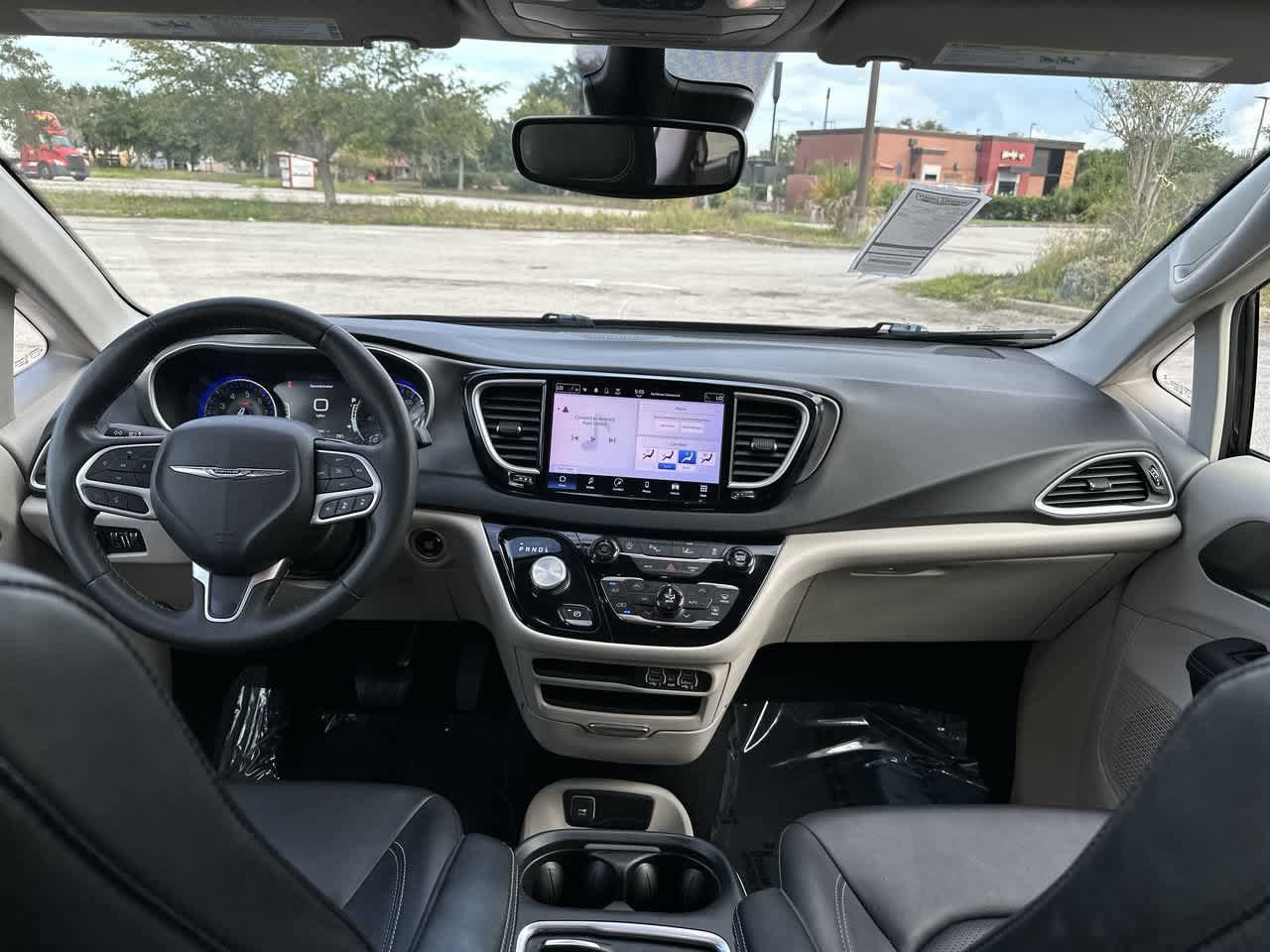 Certified 2024 Chrysler Pacifica Touring-L FWD image 15