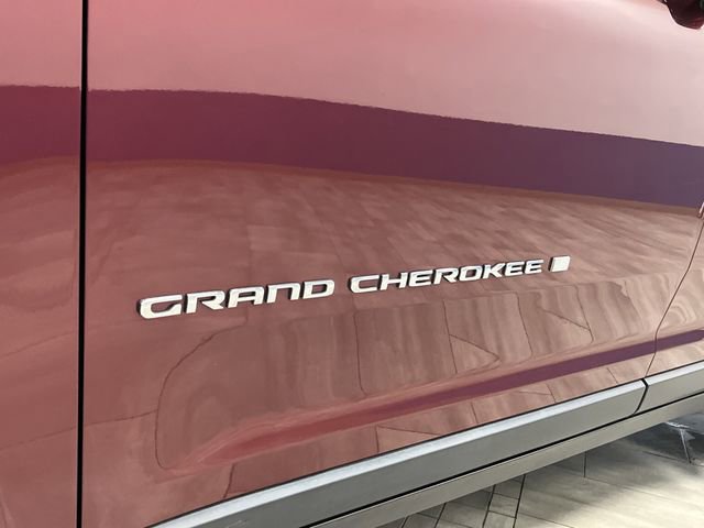 Used 2022 Jeep Grand Cherokee Limited w/ Luxury Tech Group II image 37