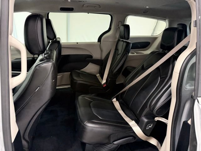 Used 2024 Chrysler Pacifica Touring-L AWD/4WD image 18