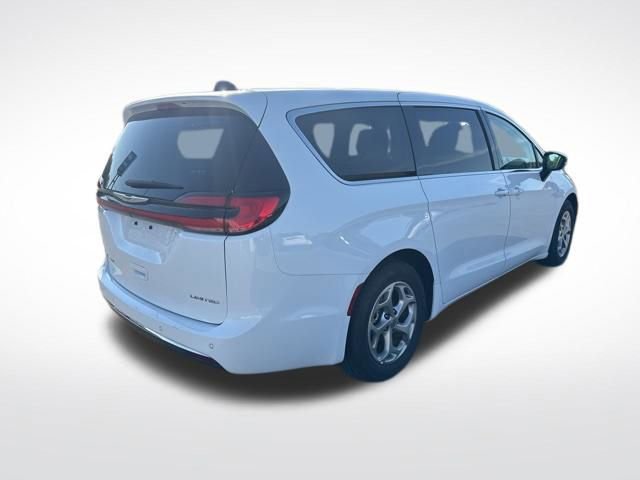Used 2024 Chrysler Pacifica Limited image 5
