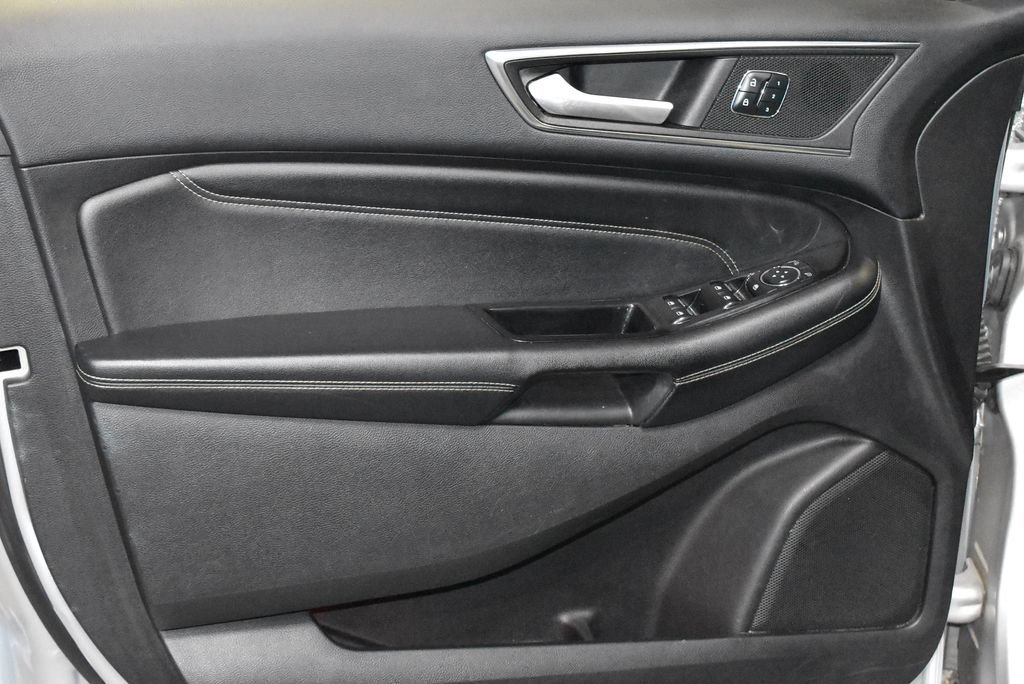 Used 2016 Ford Edge Titanium FWD image 4