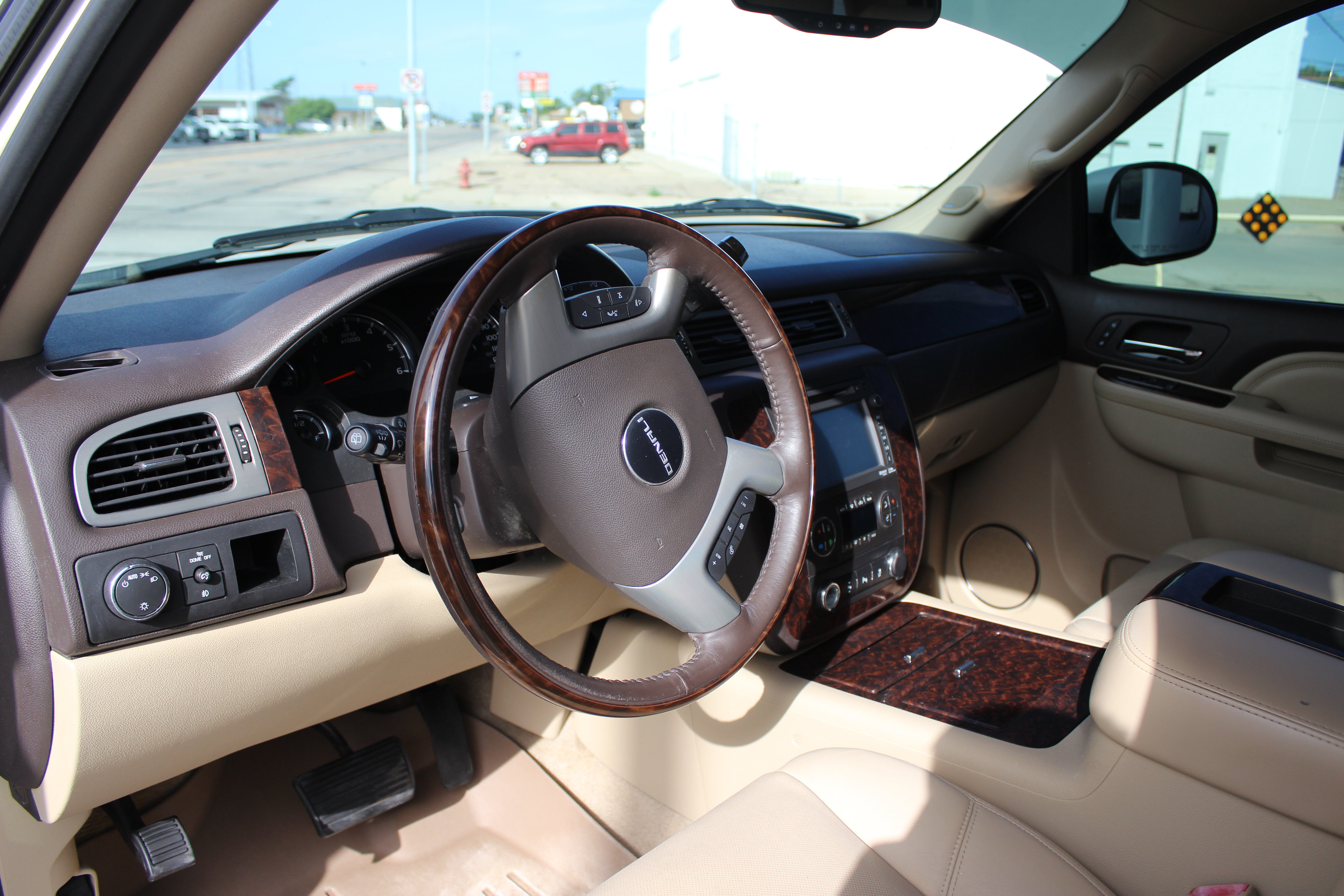 Used 2014 GMC Yukon Denali AWD/4WD image 25