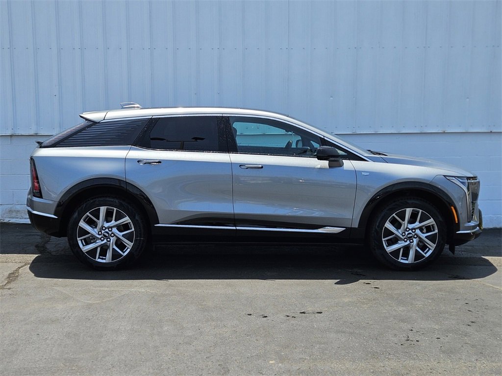 New 2025 Cadillac Optiq Luxury 2 image 2