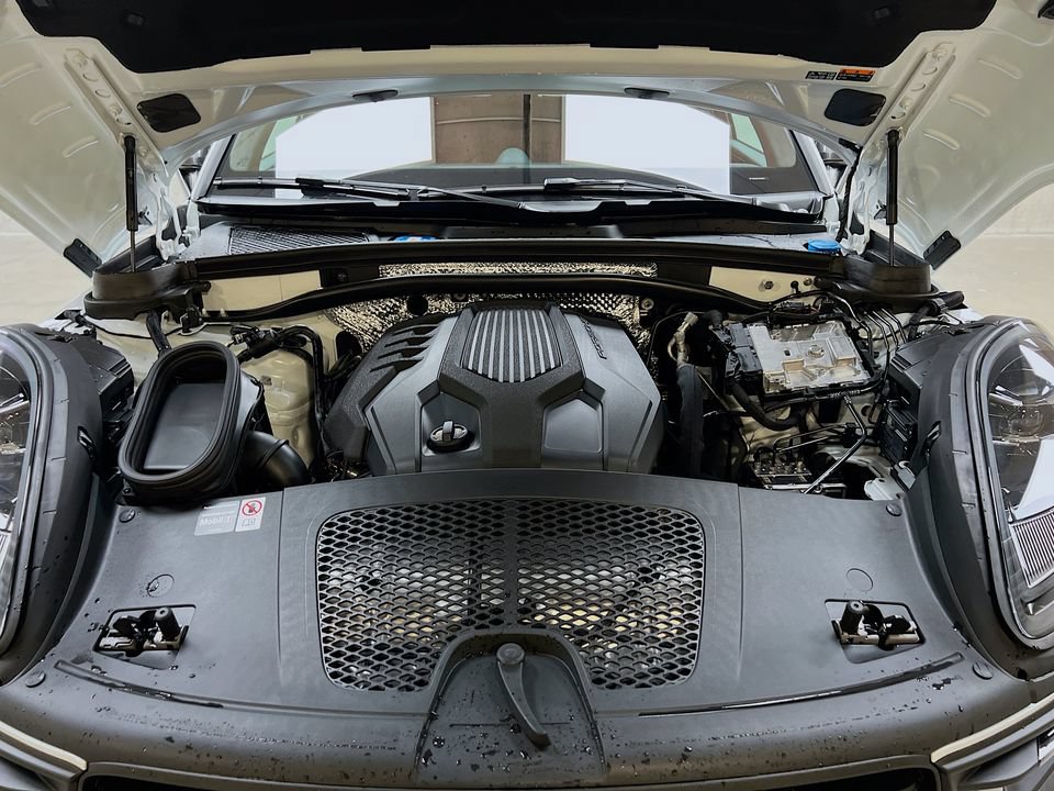 New 2026 Porsche Macan Turbo AWD/4WD image 32