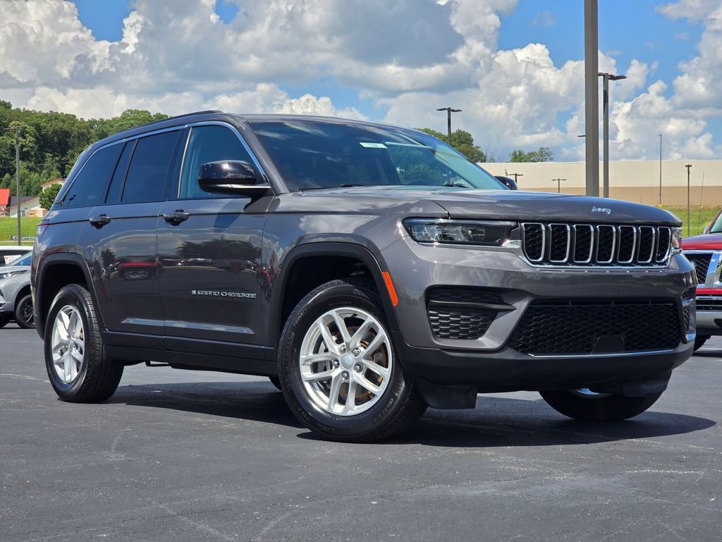 Used 2024 Jeep Grand Cherokee Laredo X AWD/4WD image 2