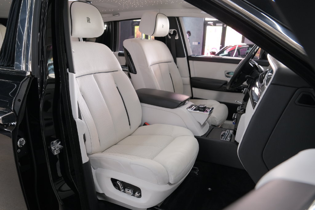 Used 2022 Rolls-Royce Phantom Sedan w/ The Phantom Package RWD image 20