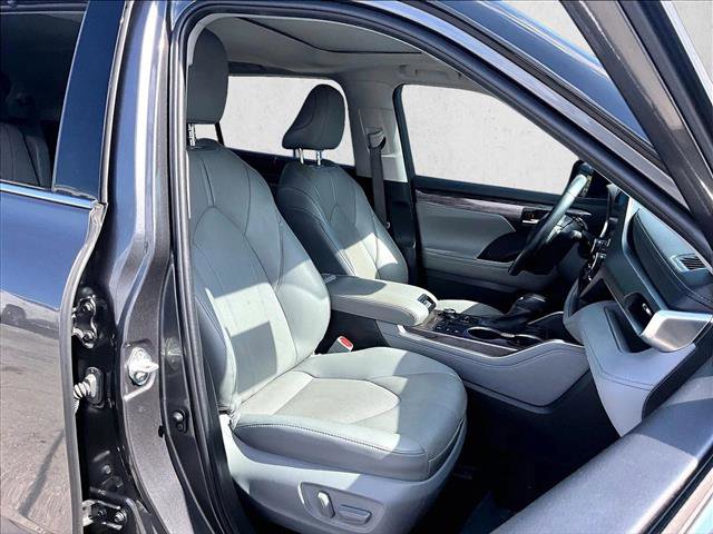 Used 2023 Toyota Highlander Limited image 7