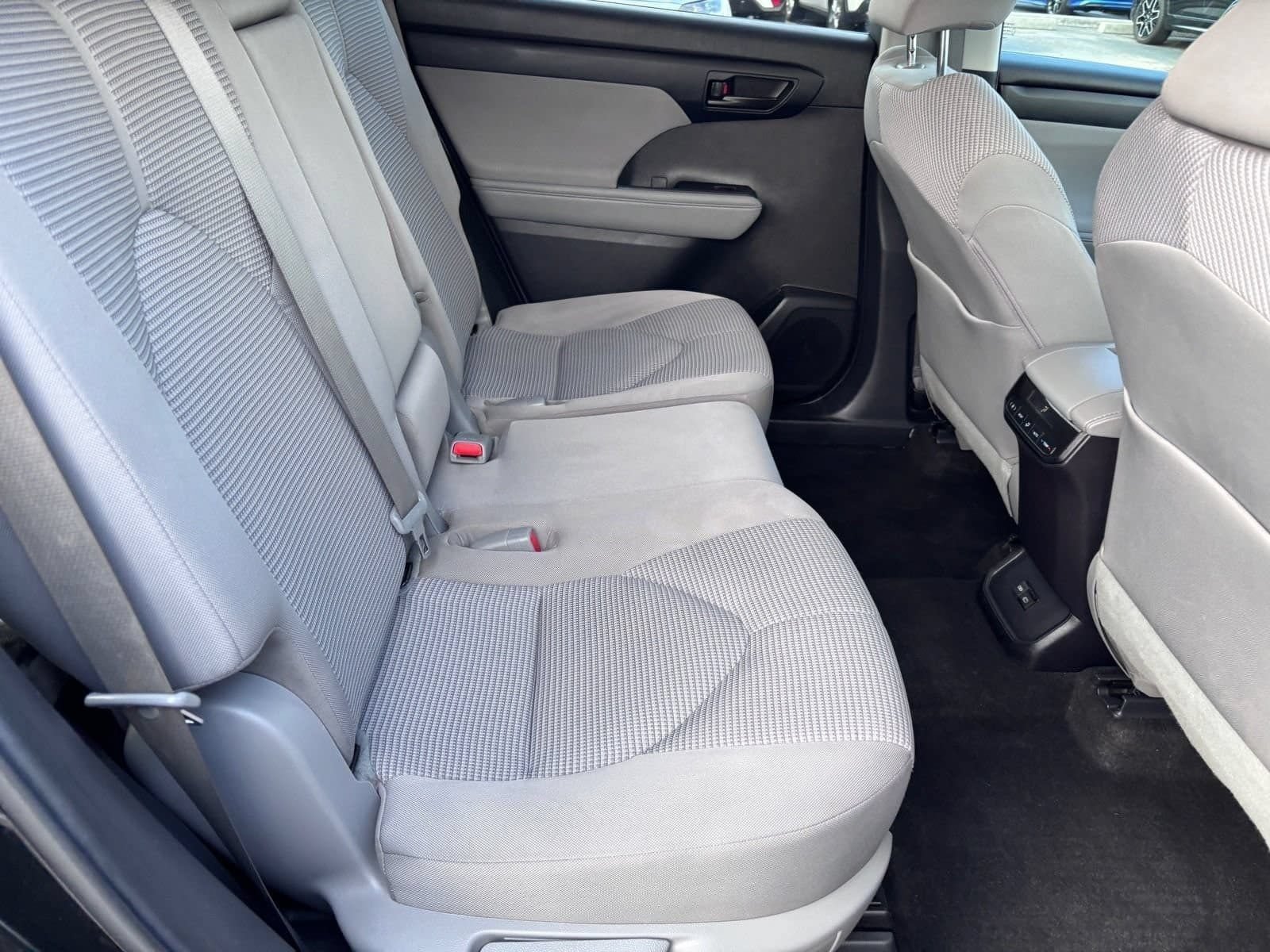 Used 2023 Toyota Highlander LE FWD image 15