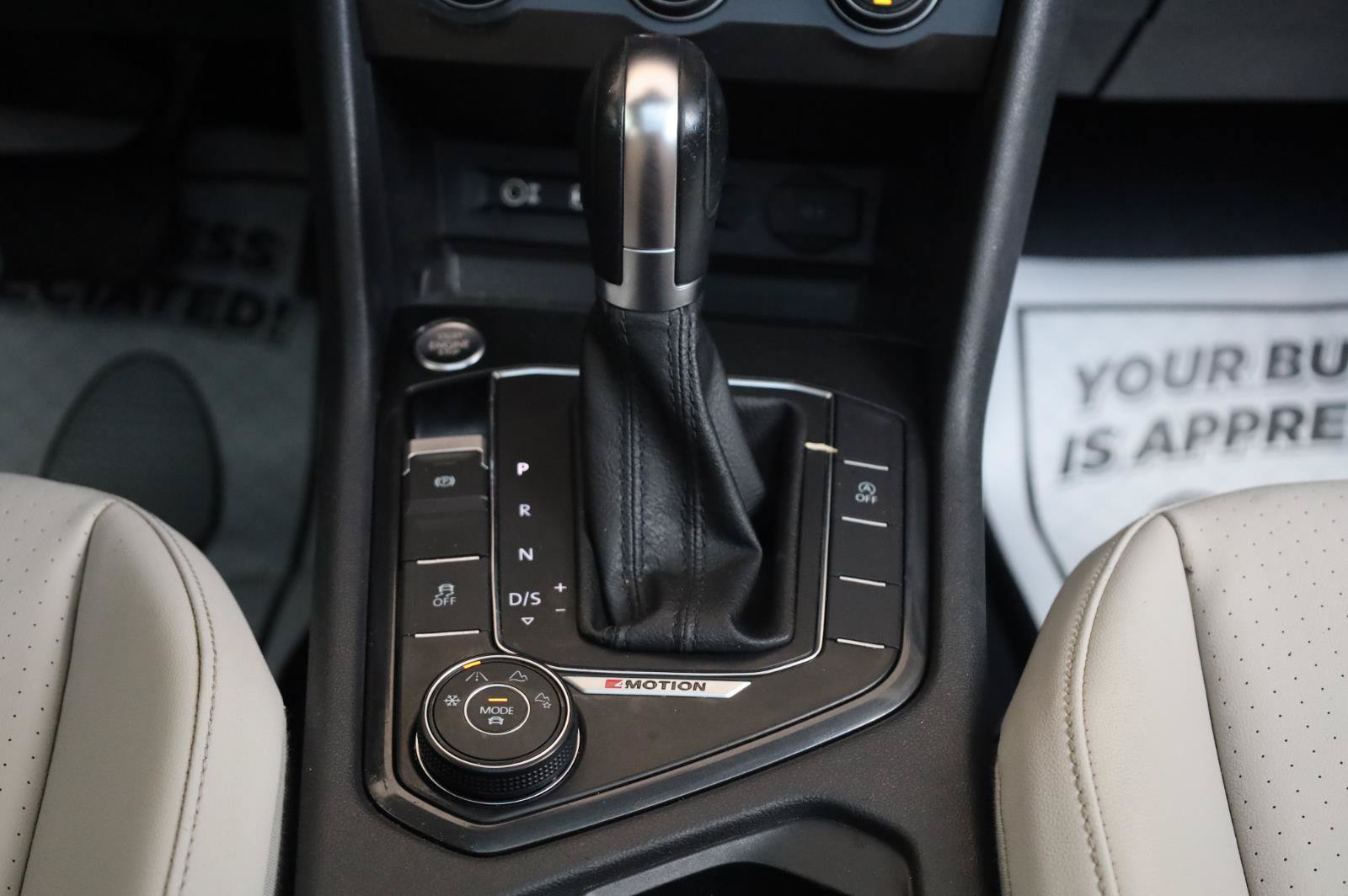 Used 2018 Volkswagen Tiguan SEL AWD/4WD image 38