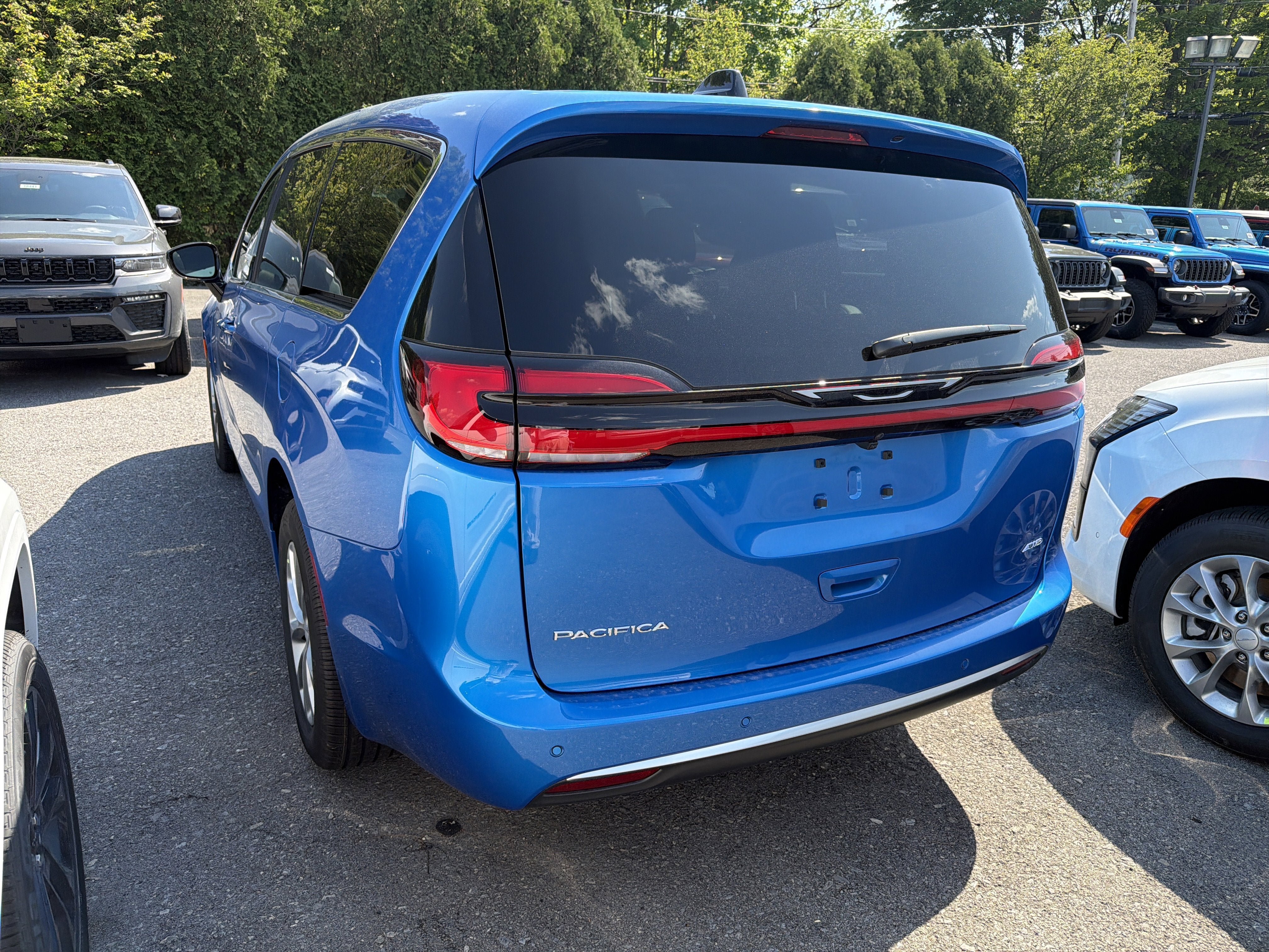 New 2027 Chrysler Pacifica Select AWD/4WD image 5