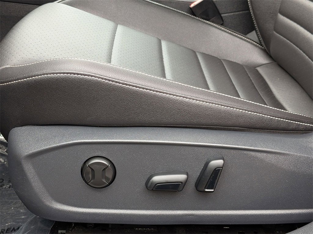 Used 2024 Volkswagen Jetta SE image 14