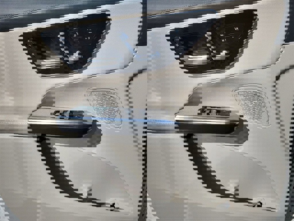 Used 2025 Mercedes-Benz GLC 300 4MATIC image 15