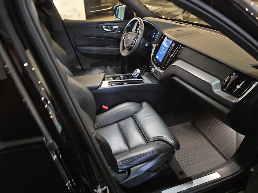 Certified 2025 Volvo XC60 B5 Ultra image 11
