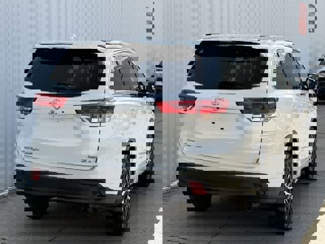 Used 2017 Toyota Highlander SE w/ Carpet Mat Package AWD/4WD image 4