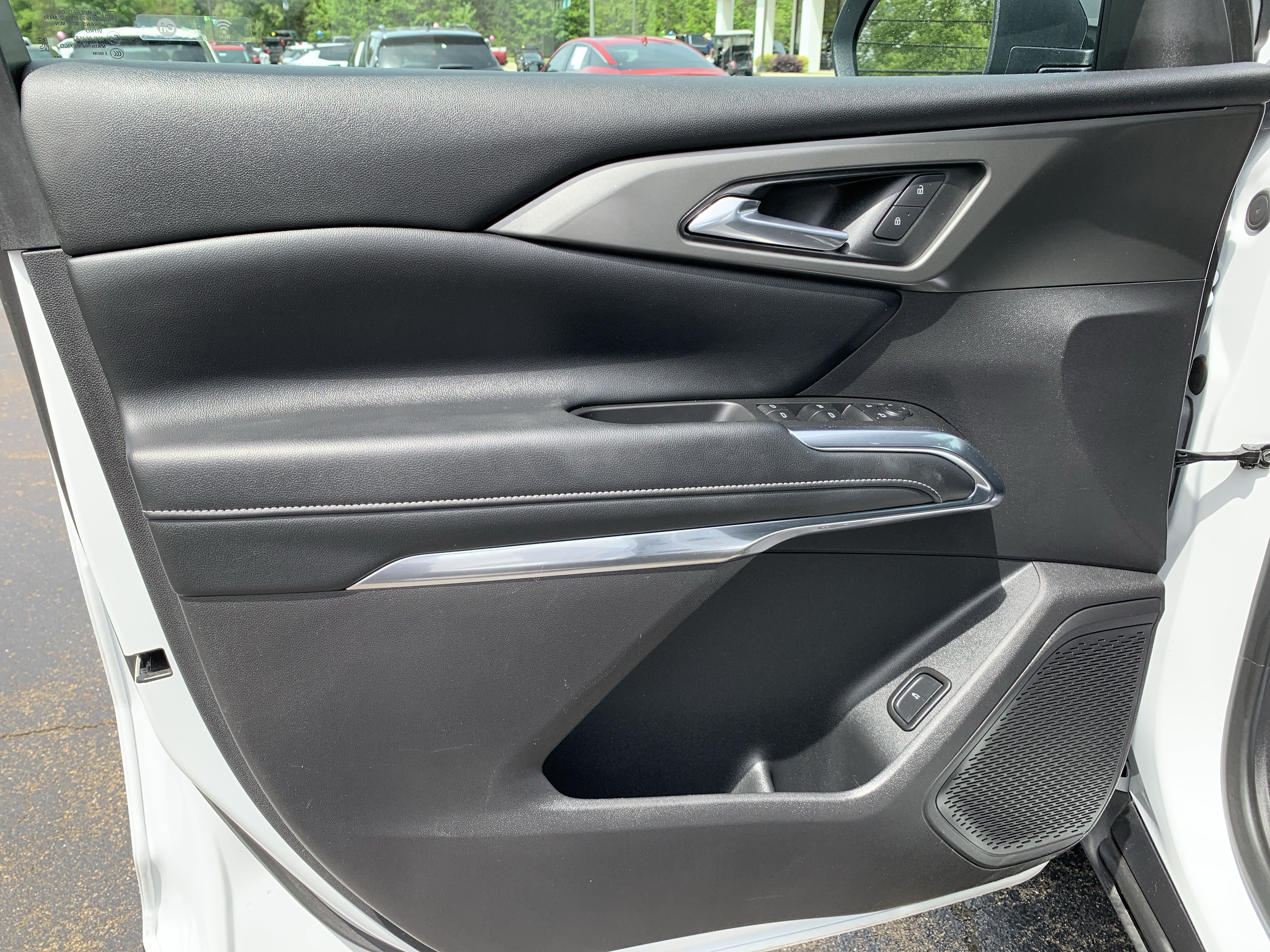 Used 2025 Chevrolet Traverse LT FWD image 18