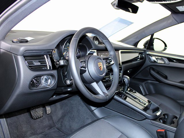 Used 2023 Porsche Macan image 4
