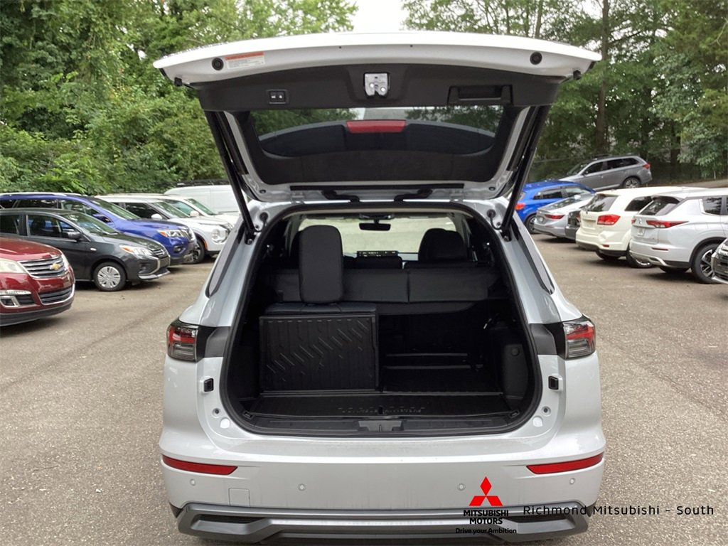 New 2025 Mitsubishi Outlander SE image 16