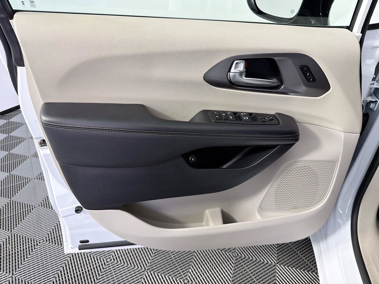 Used 2024 Chrysler Pacifica Limited FWD image 19