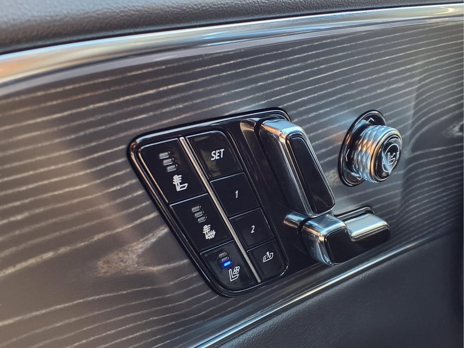 Used 2024 Cadillac Lyriq Luxury w/ LPO, Floor Liner Package AWD/4WD image 25