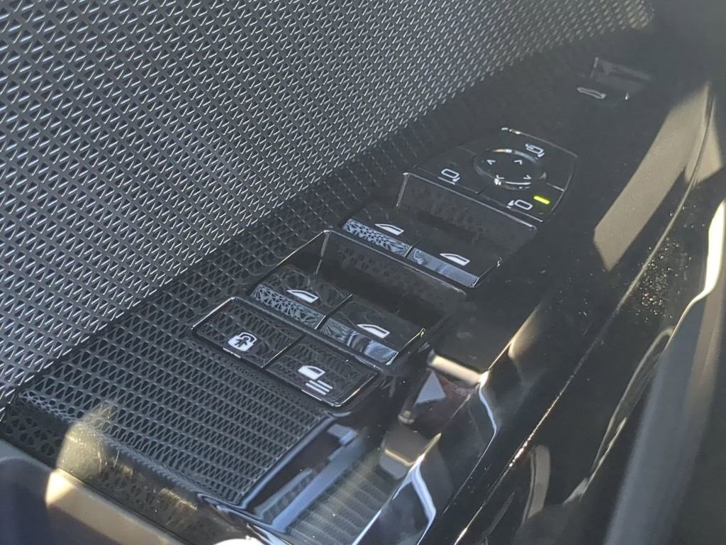 New 2026 BMW 740i w/ Premium Package image 25