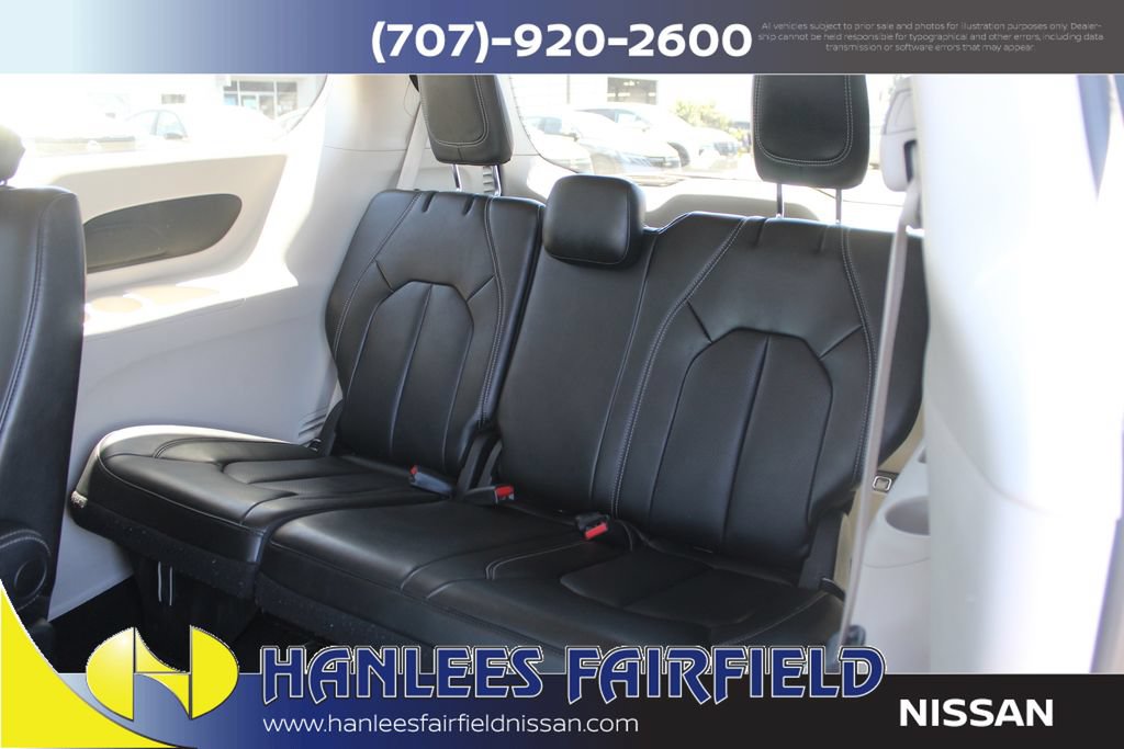 Used 2023 Chrysler Pacifica Touring-L FWD image 16