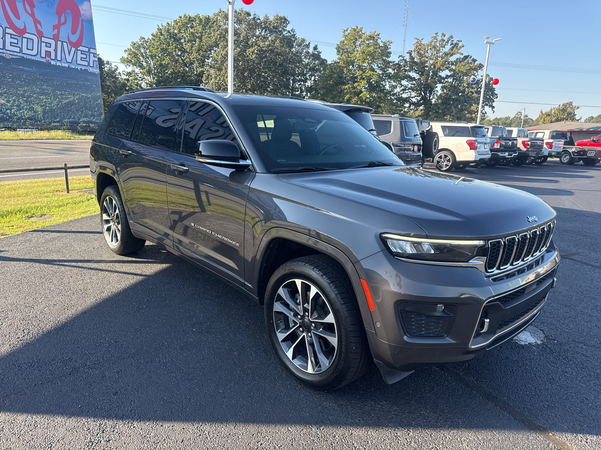 Used 2022 Jeep Grand Cherokee L Overland w/ Luxury Tech Group IV AWD/4WD image 3