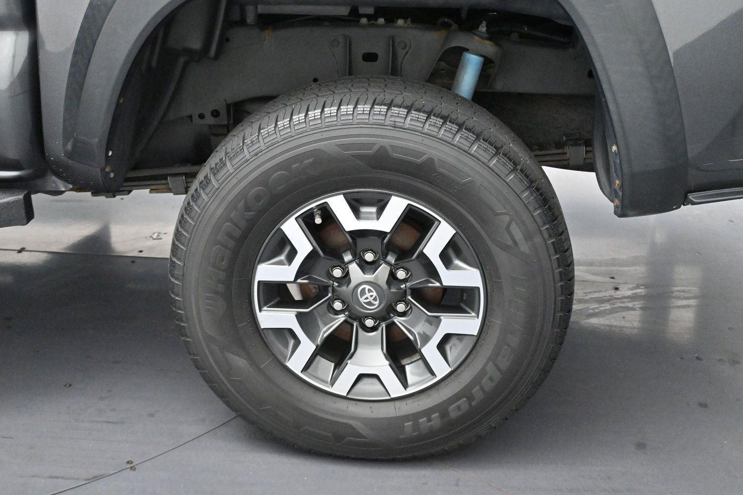 Used 2020 Toyota Tacoma TRD Off-Road w/ Technology Package AWD/4WD image 33