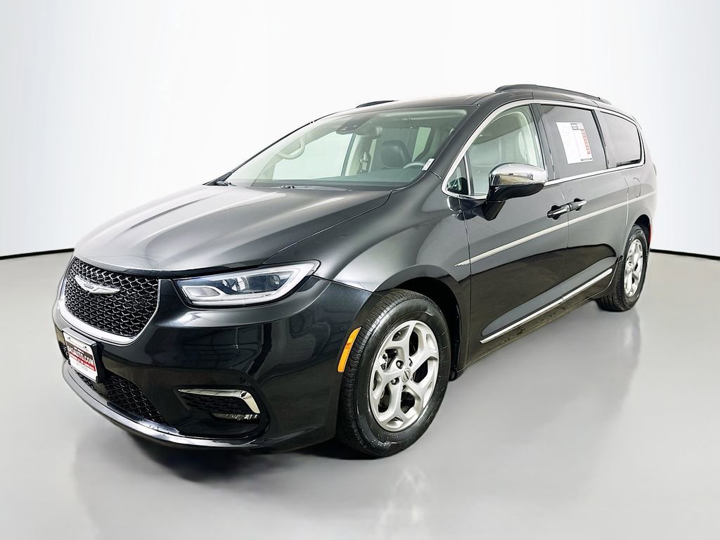 Used 2023 Chrysler Pacifica Limited image 3