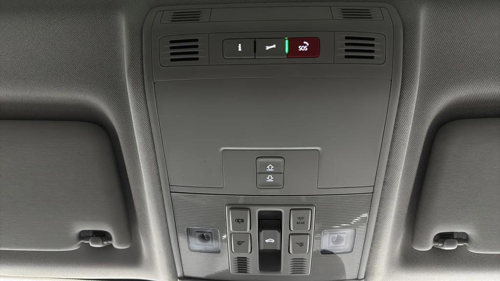 Used 2025 Volkswagen Taos SE w/ Panoramic Sunroof Package image 32