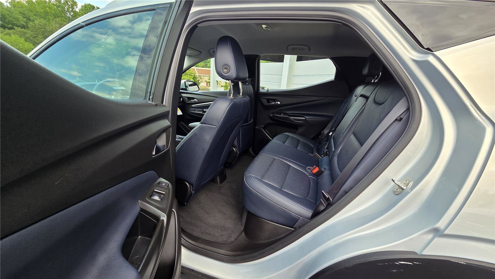 Used 2023 Chevrolet Bolt EUV Premier FWD image 28