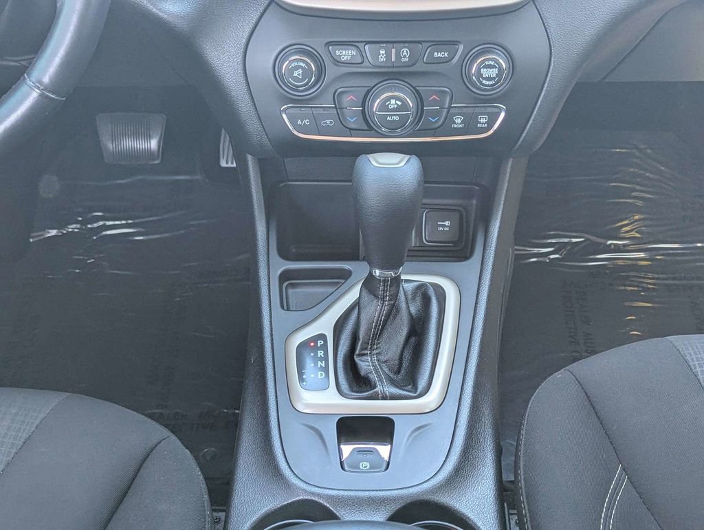 Used 2016 Jeep Cherokee Latitude w/ Comfort/Convenience Group image 19