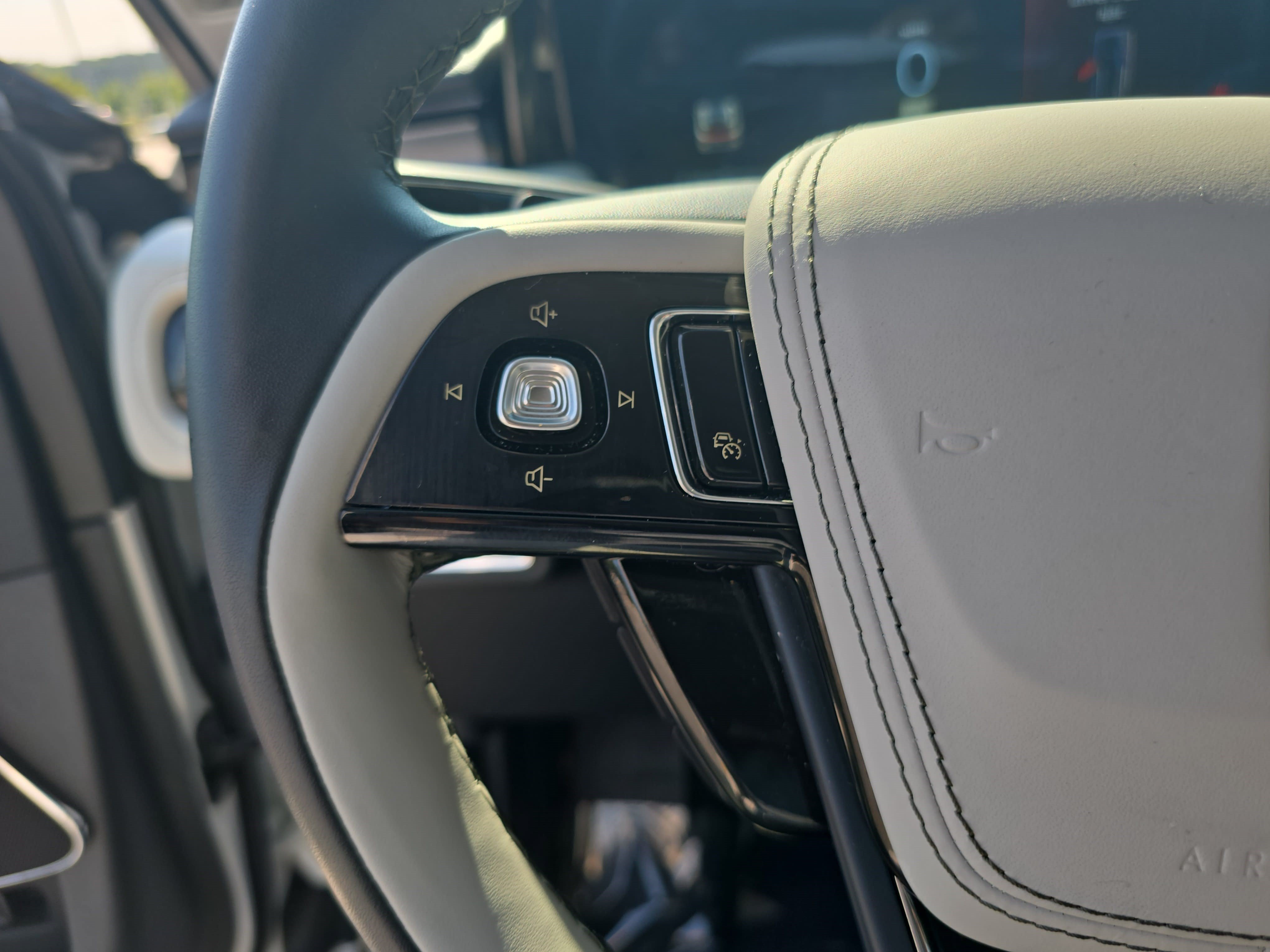 Used 2025 Lincoln Aviator 2WD image 16