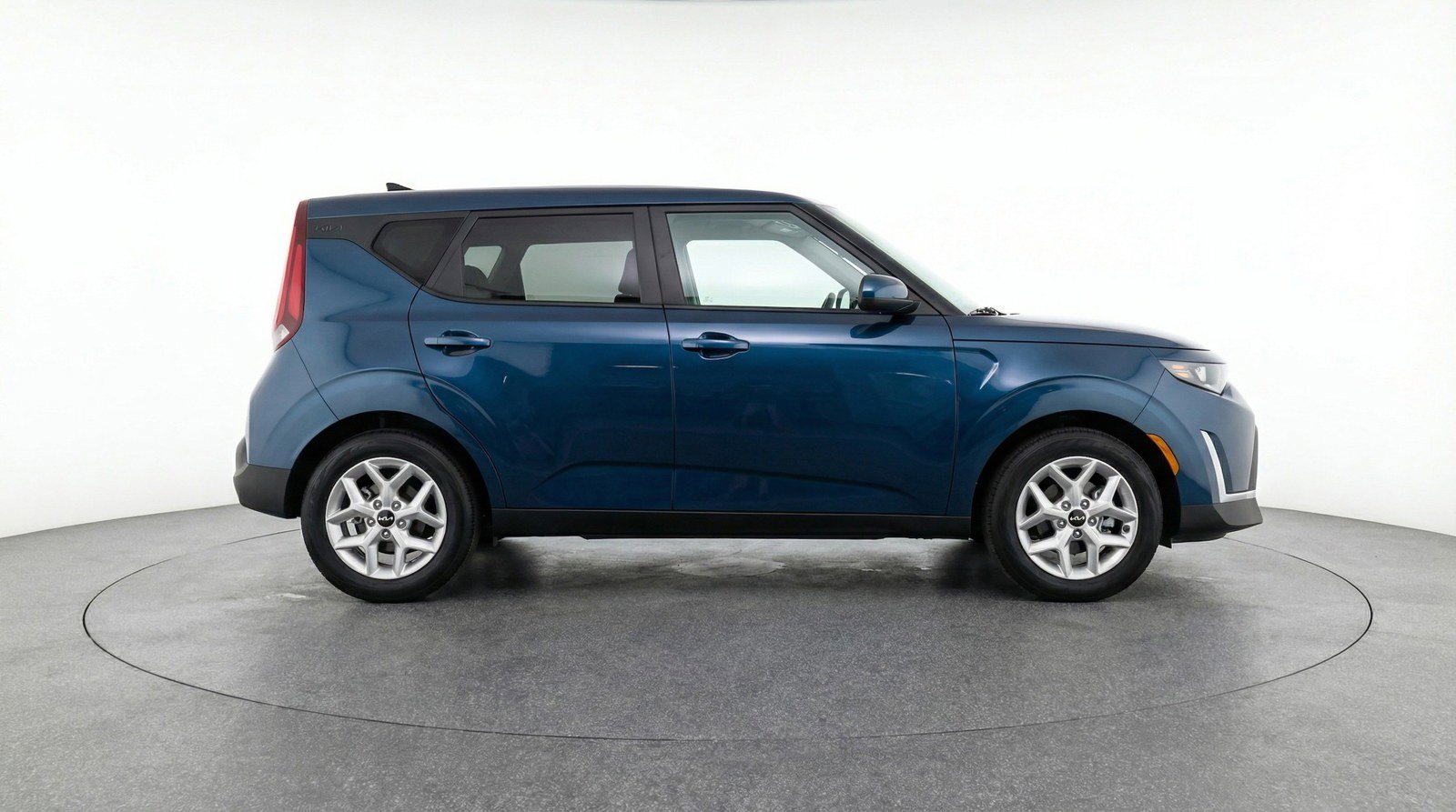 Used 2025 Kia Soul LX w/ LX Technology Package FWD image 8