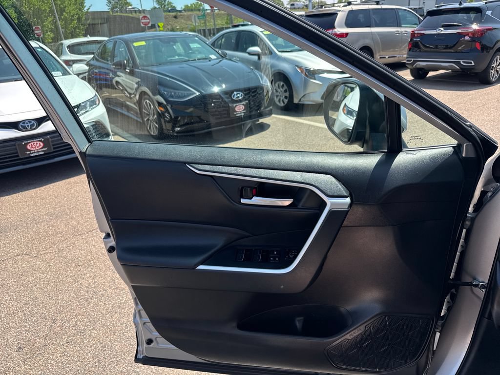 Used 2025 Toyota RAV4 XLE AWD/4WD image 34
