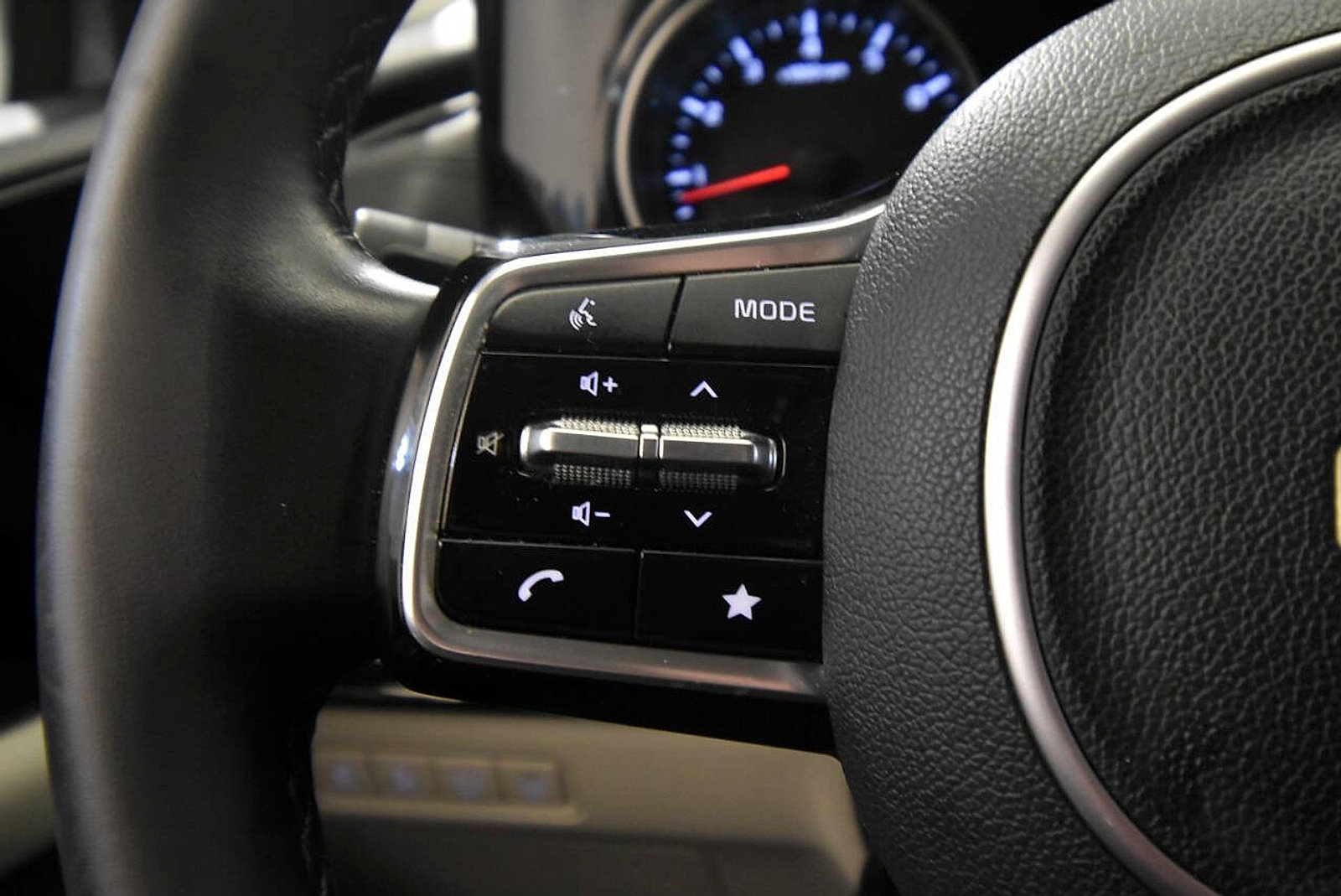 Used 2024 Kia Carnival EX FWD image 27