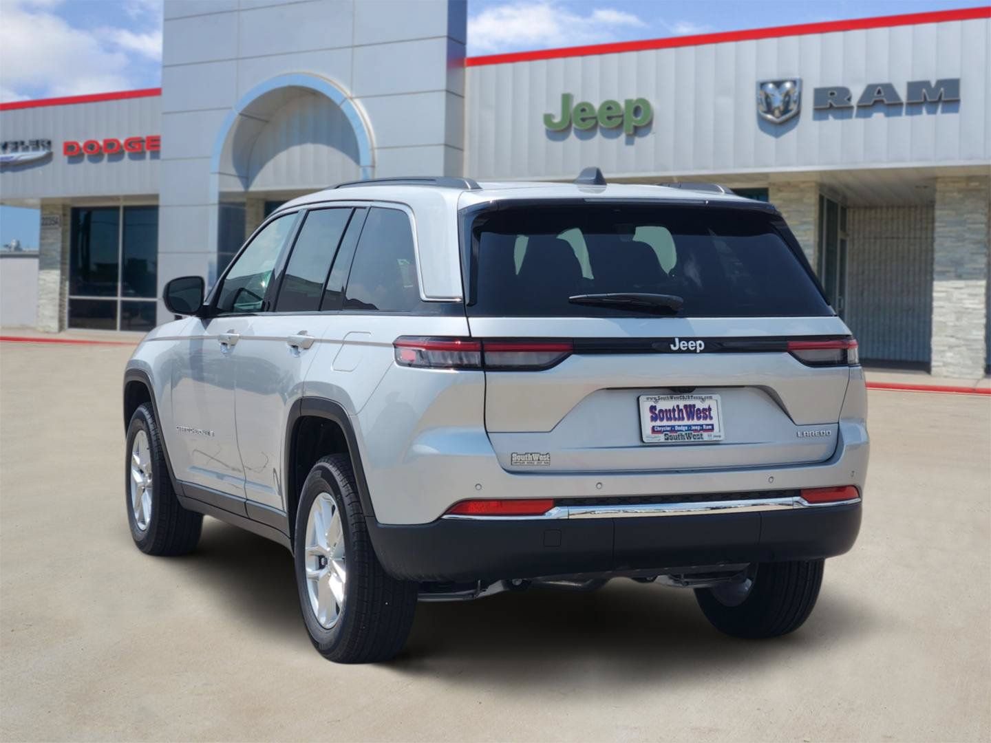 New 2026 Jeep Grand Cherokee Laredo RWD image 4
