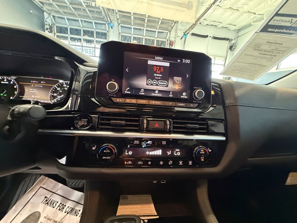 Used 2025 Nissan Pathfinder SV image 11