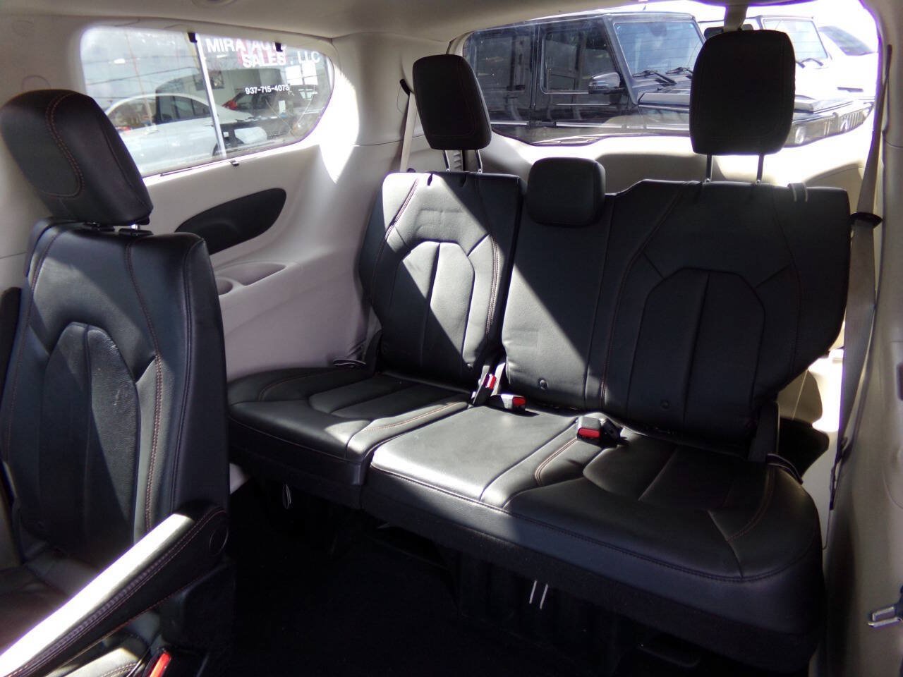 Used 2017 Chrysler Pacifica Touring-L w/ Tire & Wheel Group FWD image 16