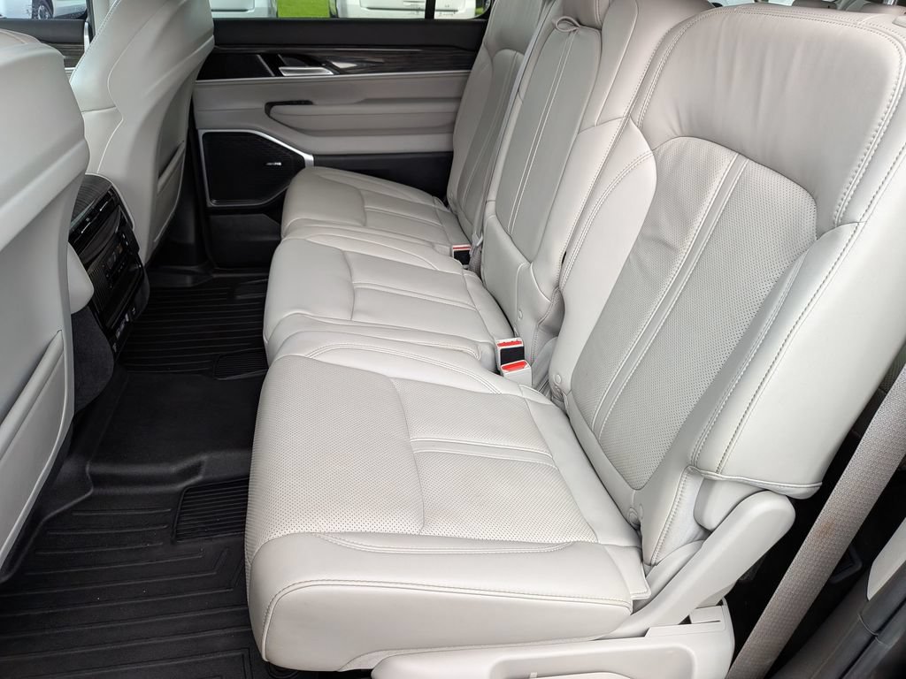 Used 2022 Jeep Wagoneer Series III AWD/4WD image 25