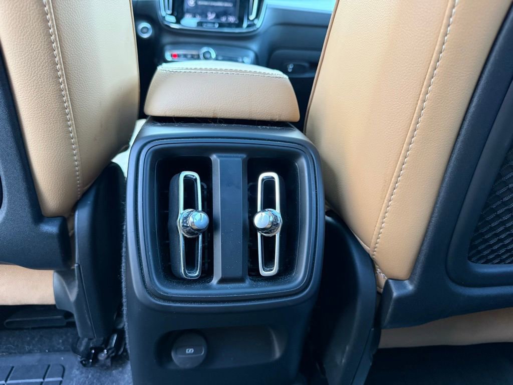 Used 2019 Volvo XC40 T5 Momentum image 14