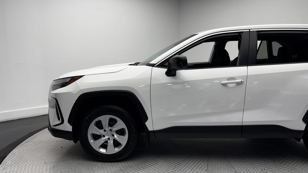 Used 2024 Toyota RAV4 LE AWD/4WD image 5
