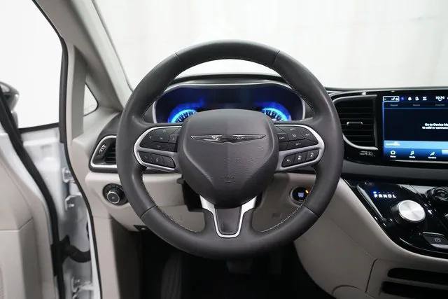 Certified 2024 Chrysler Pacifica Touring-L image 4