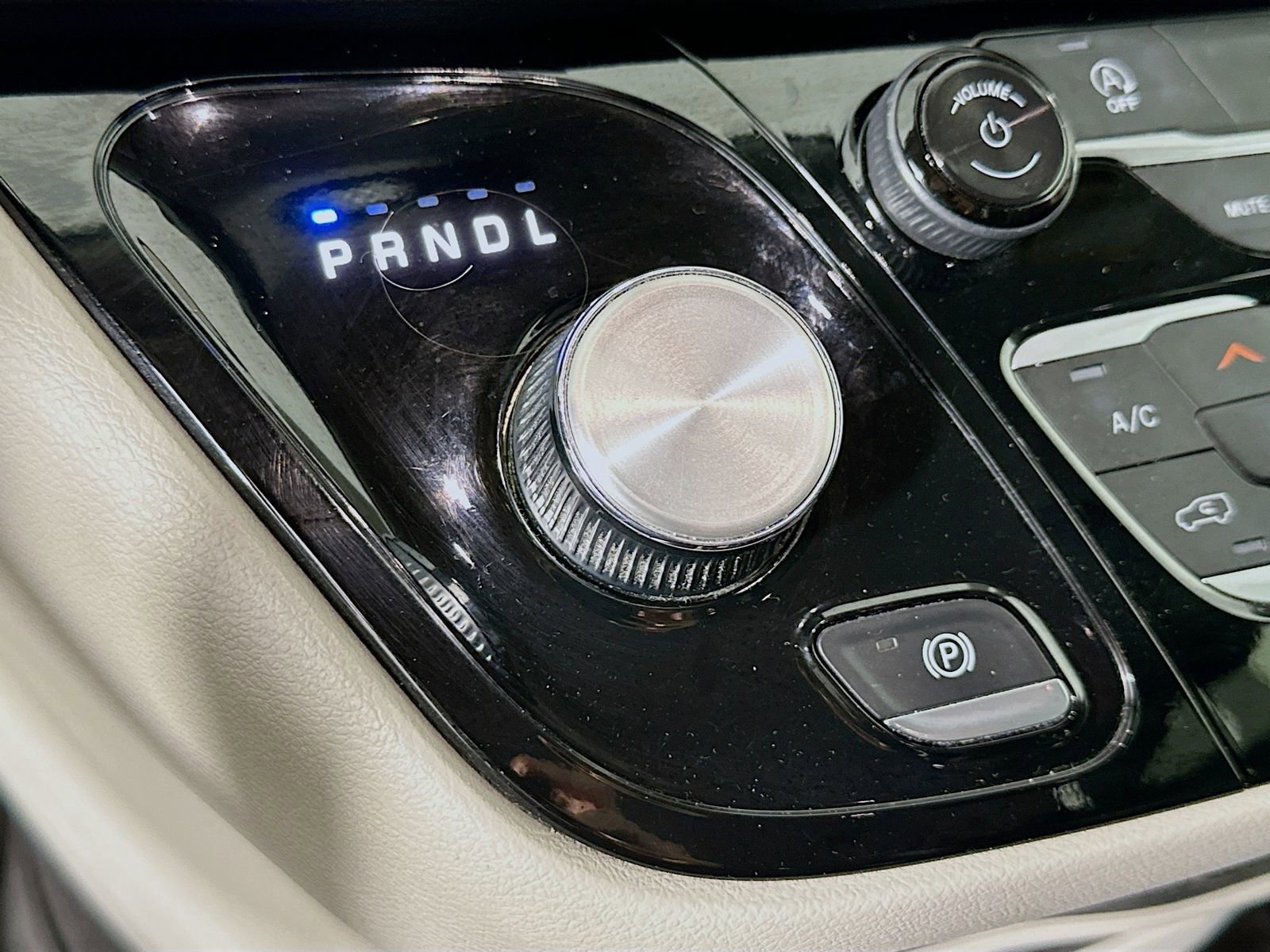 Used 2019 Chrysler Pacifica Touring-L image 17